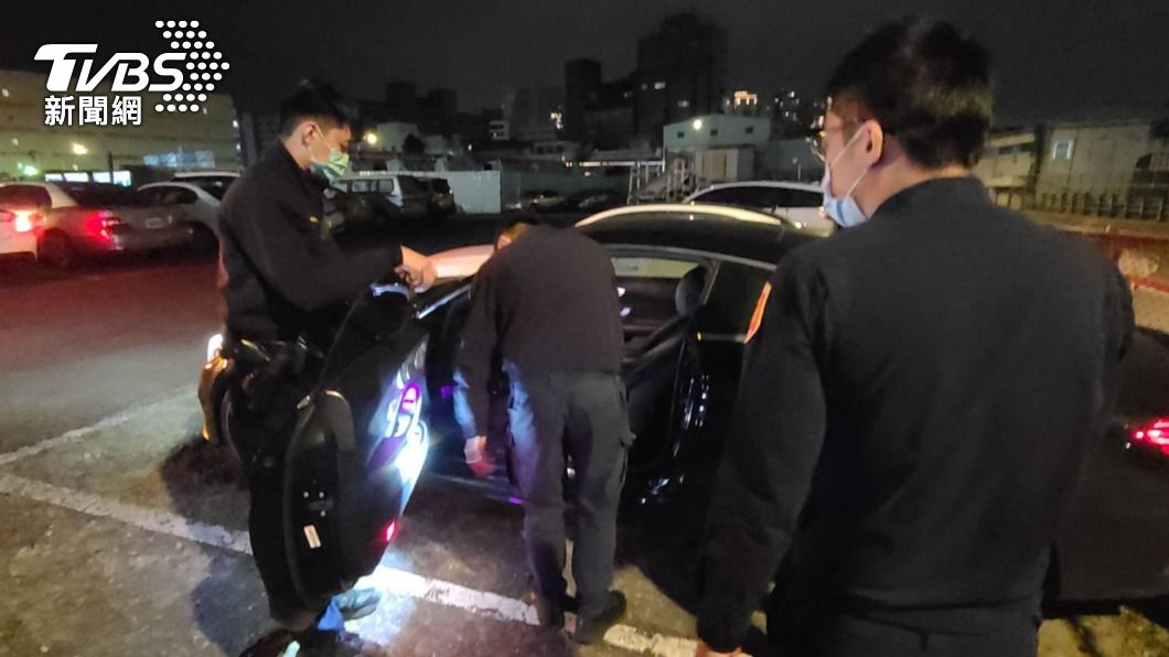 新店警方漏夜偵辦,追查涉及擄人案的犯嫌。(圖/TVBS)