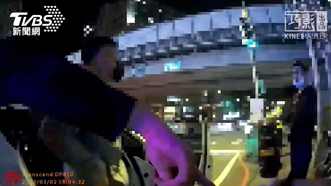 新店警方盤查可疑人士。(圖/TVBS)
