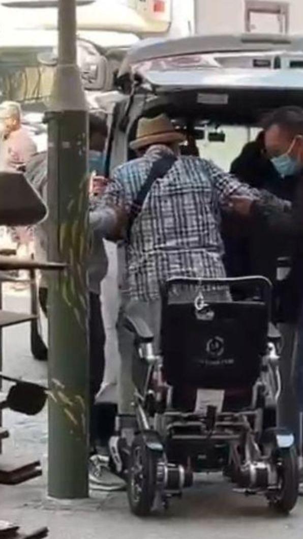 助理幫忙打點並幫洪金寶推車。（圖／翻攝自微博）