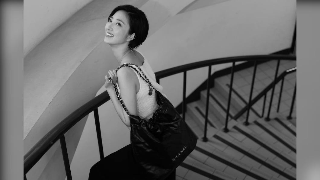 桂綸鎂穿背心配長褲,背CHANEL包,展現隨興優雅。(圖/桂綸鎂 Gwei Lun-Mei Fans Club)