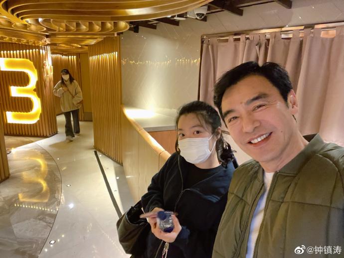 鍾鎮濤近日也在微博上貼出近況照片。（圖／翻攝自鍾鎮濤微博）
