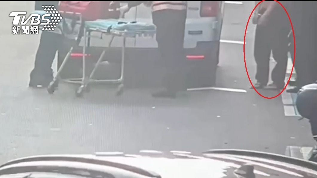 行兇的酒客被上銬，在警員戒護下送醫治療。（圖／TVBS）
