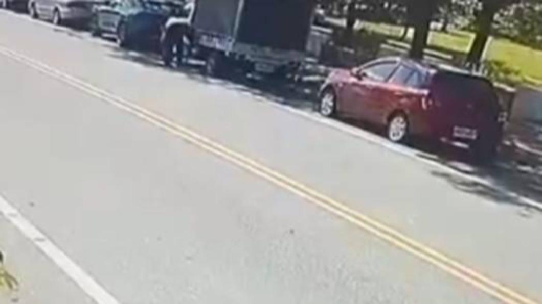 花蓮市德安公園附近有小貨車電瓶疑似遭人竊盜拔取,警方旋即主動聯繫被害車主,並啟動鷹眼小組偵辦。(圖/花蓮分局)