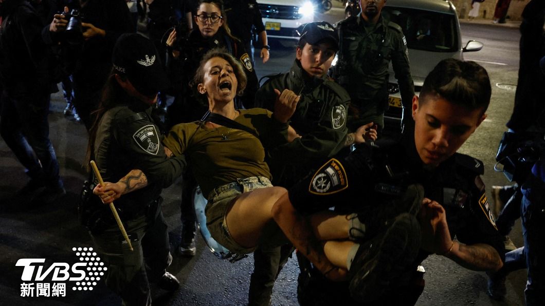 警民衝突中,有民眾被警方以大字型抬離現場。(圖/達志影像路透社)