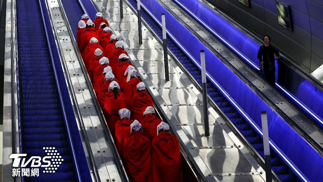 一群女性穿著美劇《侍女的故事》(The Handmaid's Tale)標誌紅色長袍和白色翼帽出現在車站,無聲抗議納坦雅胡政府無理的司法改革,恐將以色列改變成「極權國家」。(圖/達志影像路透社)