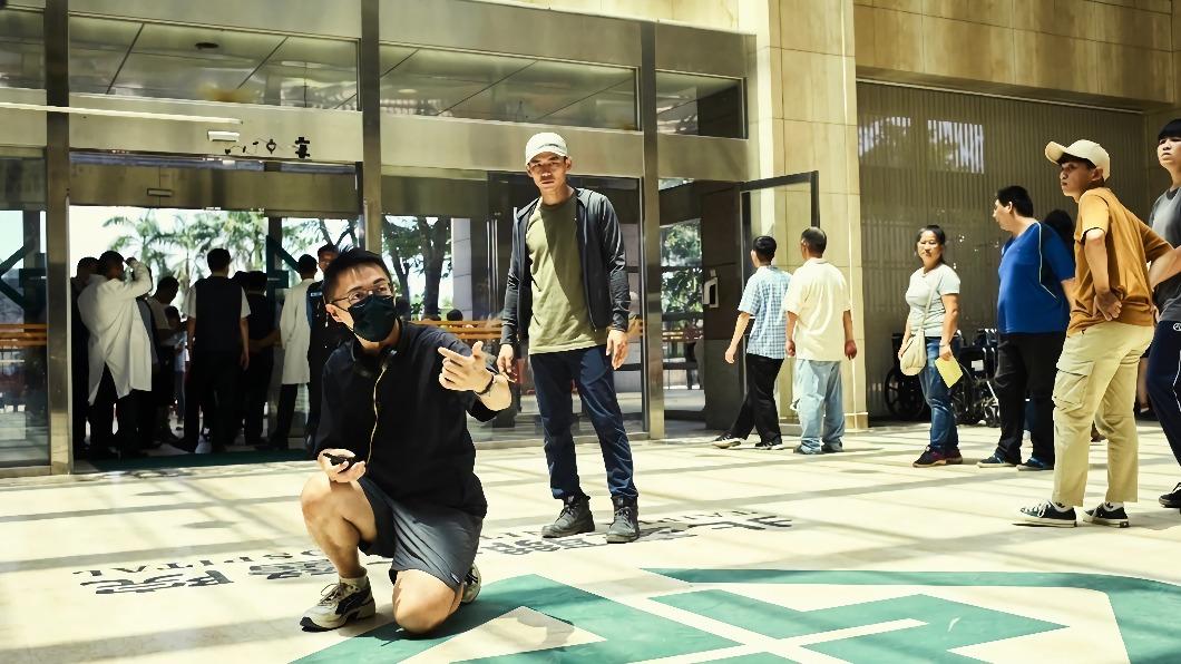電影《疫起》耗時三年打造  金獎導演林君陽透過原型人物重新雕塑角色。（圖／CATCHPLAY提供）