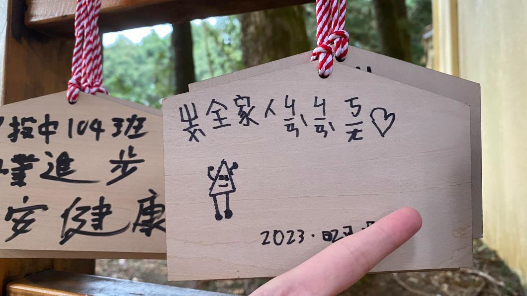 一名女網友在臉書社團分享有趣的祈福卡。(圖/翻攝自臉書社團路上觀察學院)