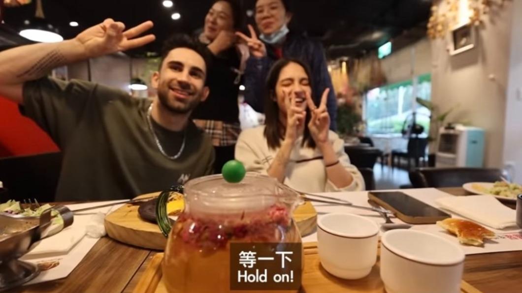 牛排館老闆娘認出酷的夢並要求合照，另酷的夢笑虧「現在評分好像有點尷尬」。（圖／Ku's dream酷的夢-YouTube頻道）