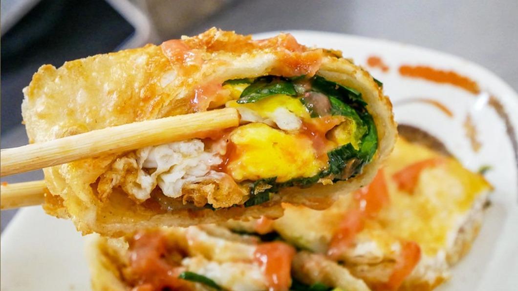 韭菜炸蛋餅炸得金黃酥脆,加醬會更好吃。(圖/鄉民食堂提供)