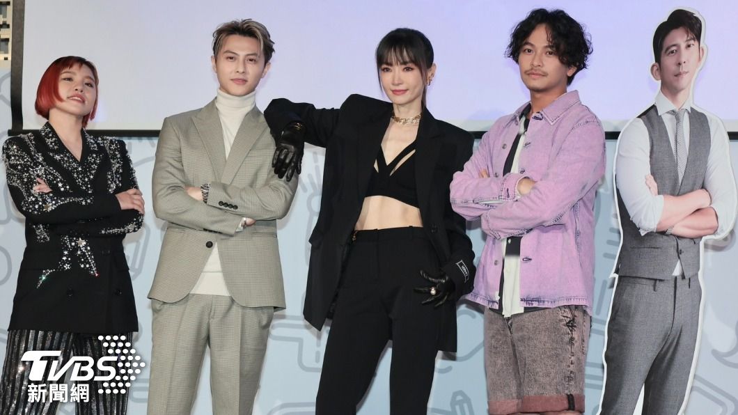 謝依霖(左起)、王子、謝金燕、楊銘威一起打造沙龍。(圖/黃城碩攝)
