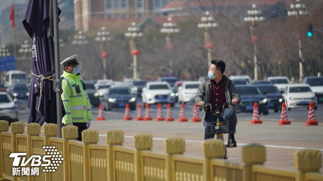 大陸全國兩會進入最後倒數，天安門四周駐滿大批軍警和設置大量崗哨。（圖／TVBS）