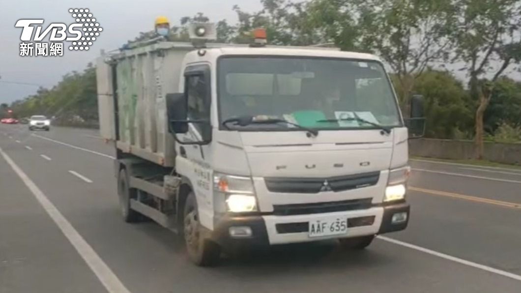清潔隊垃圾車和回收車，沿街播放林姿妙錄製的防詐雙聲道宣導。（圖／TVBS）
