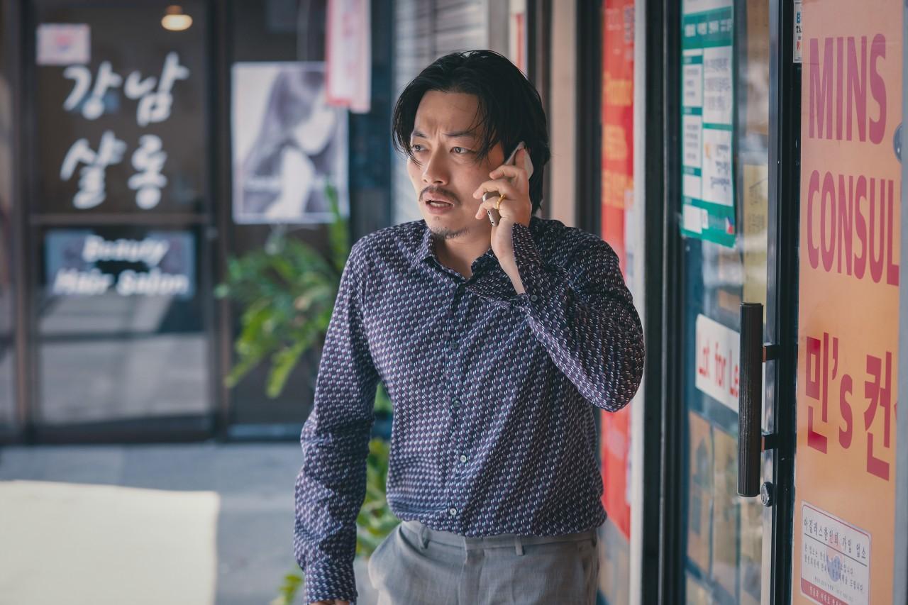 李東輝背叛崔岷植,投靠另一個老大梁尚修。(圖/Disney+提供)