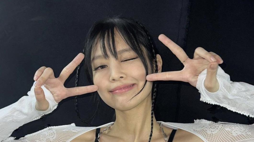 Jennie運動時不慎失足摔傷。(圖/翻攝自blackpinkofficial IG)