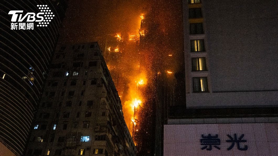 香港尖沙咀一棟42層高樓突然起火。(圖/達志影像美聯社)