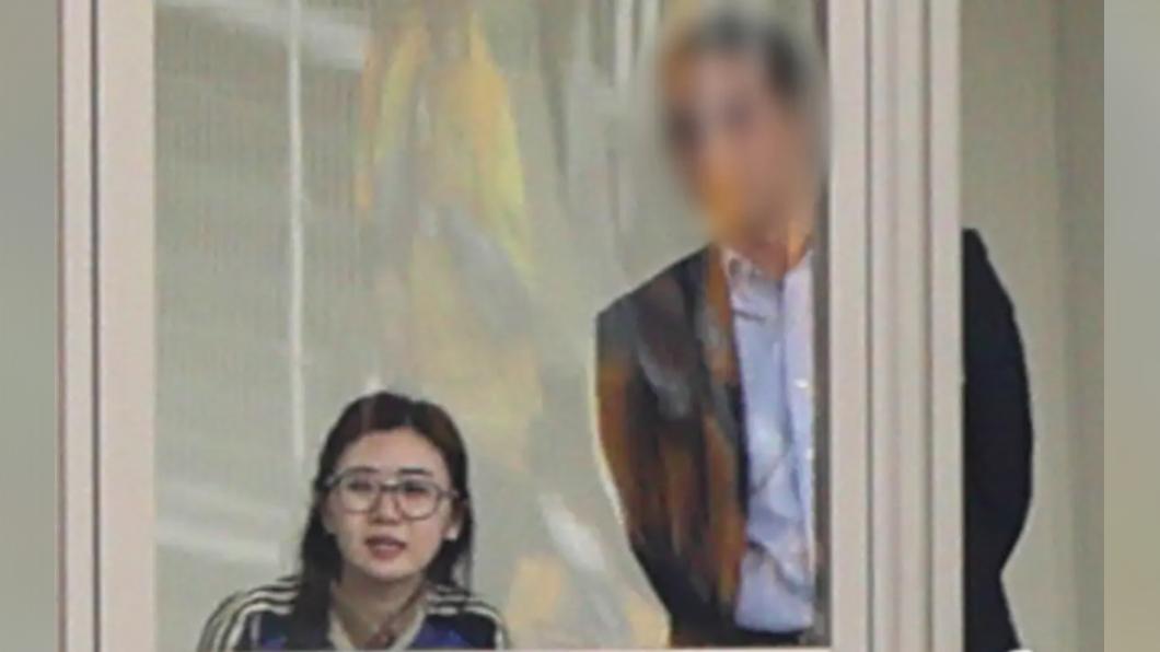 福原愛和橫濱男在包廂約會。(圖/翻攝自《女性自身》)