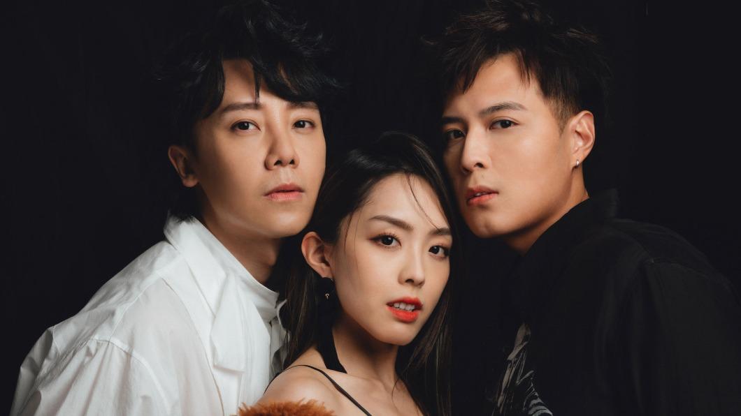 成龍不藏了!摟肩「澳門FIR」正妹 團員揭三角戀內幕