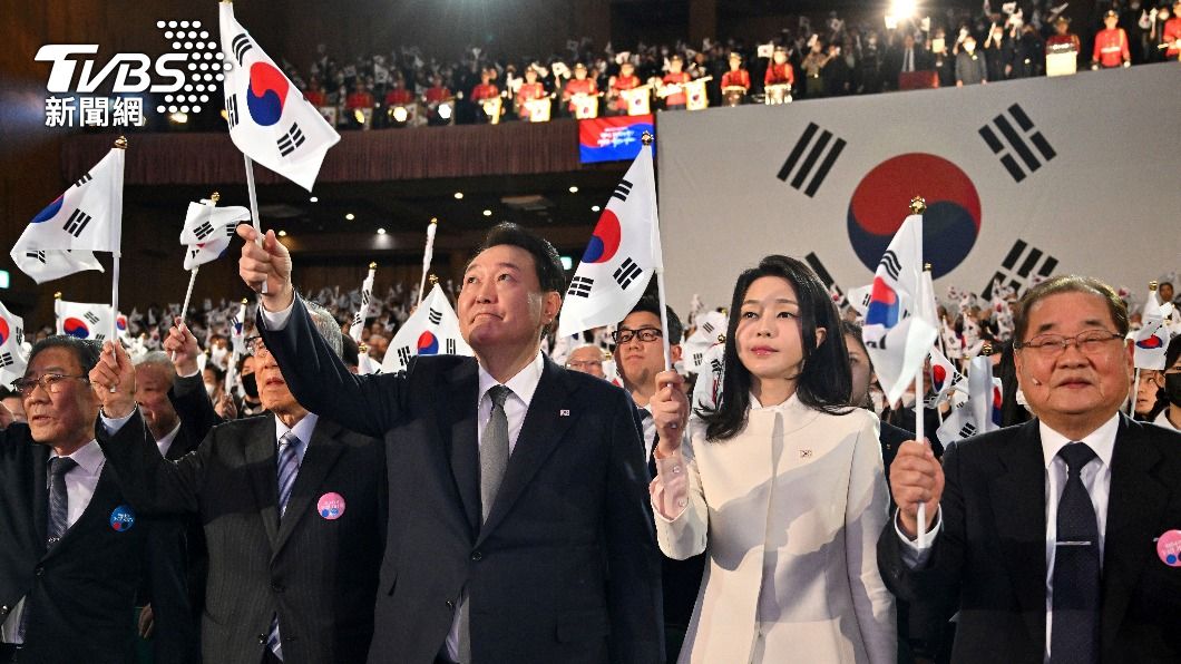 南韓總統尹錫悅與夫人金建希在三一節揮舞太極旗。(圖/達志影像美聯社)
