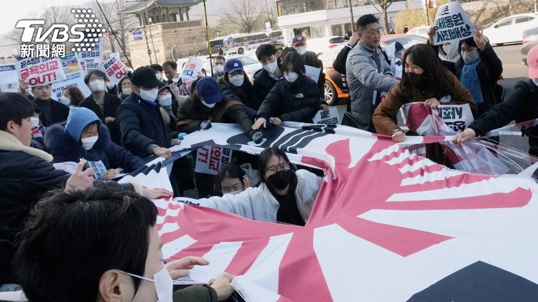 南韓居民在三一節時毀壞帶有殖民時代象徵意義的旭日旗。(圖/達志影像美聯社)