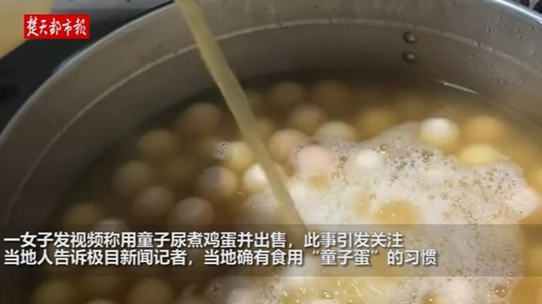 女子表示煮出來的蛋吃起來鹹鹹香香的。(圖/翻攝自微博)