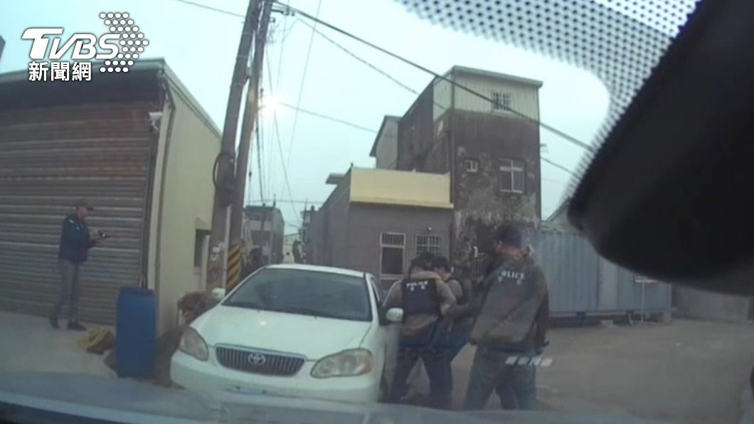 大批警力上前圍捕。（圖／TVBS）