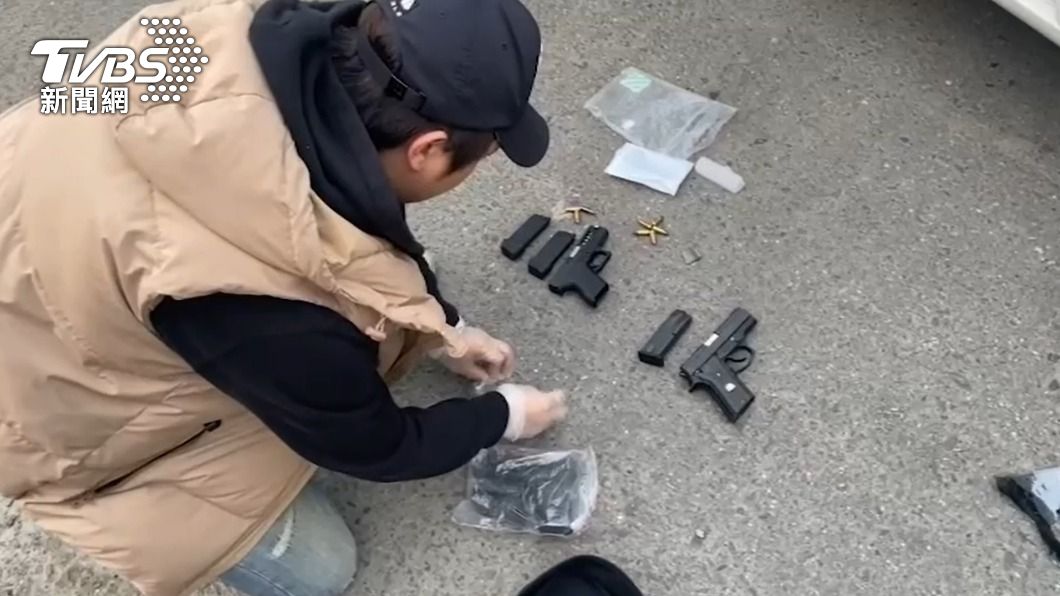 警方在車上搜出3把改造手槍。（圖／TVBS）