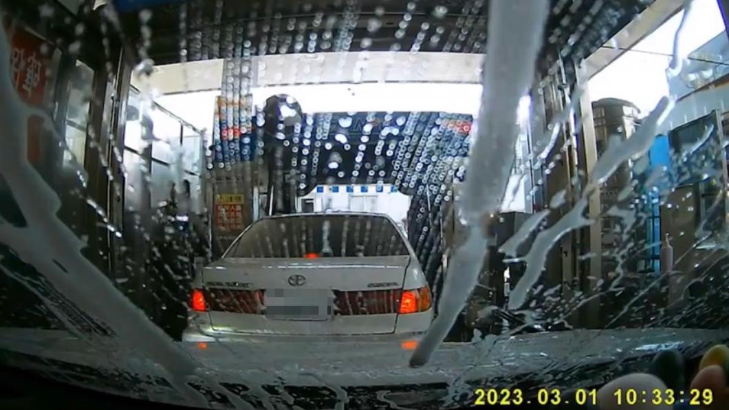 轎車洗完之後突然倒退猛撞後車。(圖/翻攝自爆料公社)