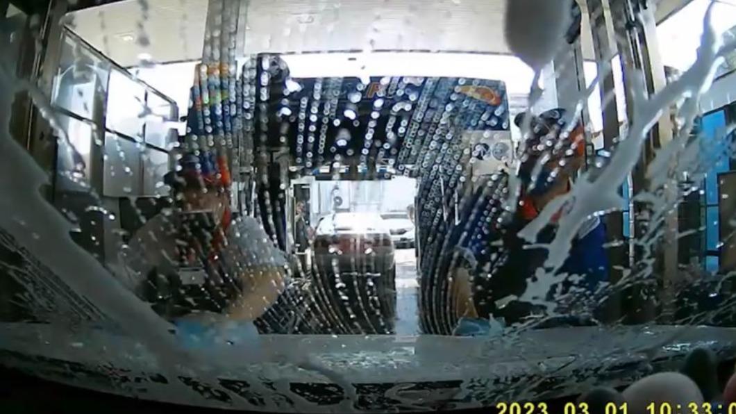 當時白色轎車已經洗完準備離場。(圖/翻攝自爆料公社)