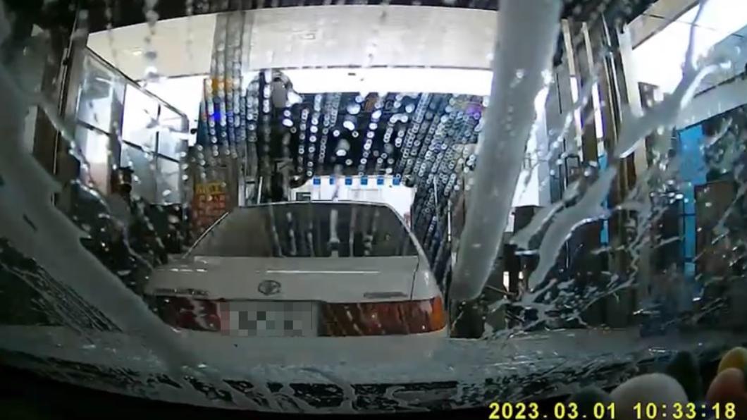 後方轎車根本閃不及車頭遭撞。(圖/翻攝自爆料公社)