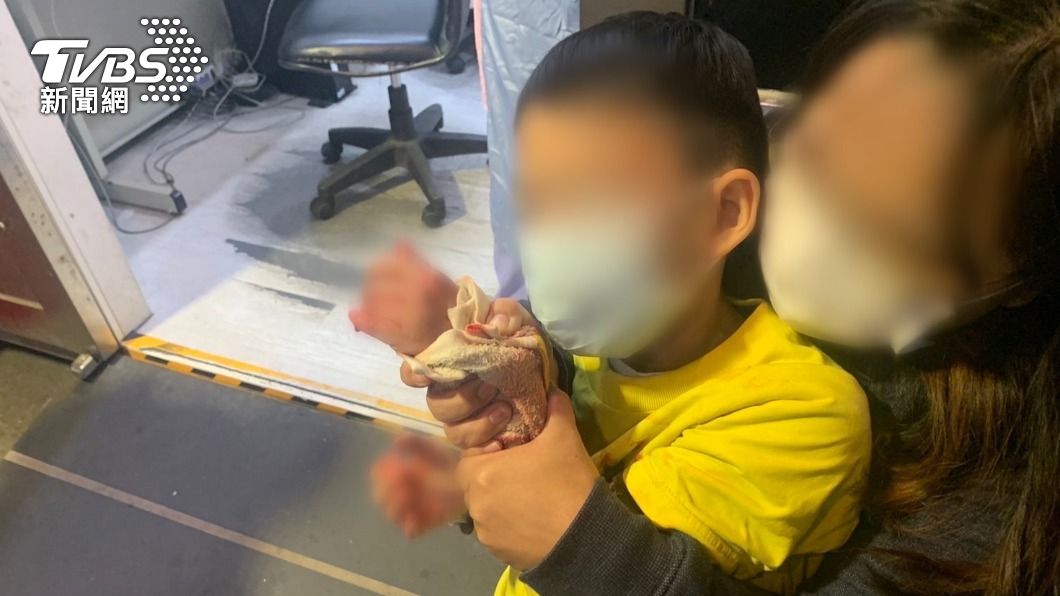 玩一半突被玻璃割!男童手腕大噴血韌帶傷 警開道送醫搶救