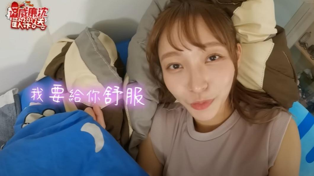 林襄演出被撲倒的情境。(圖/翻攝自威廉沈歡樂送YouTube)