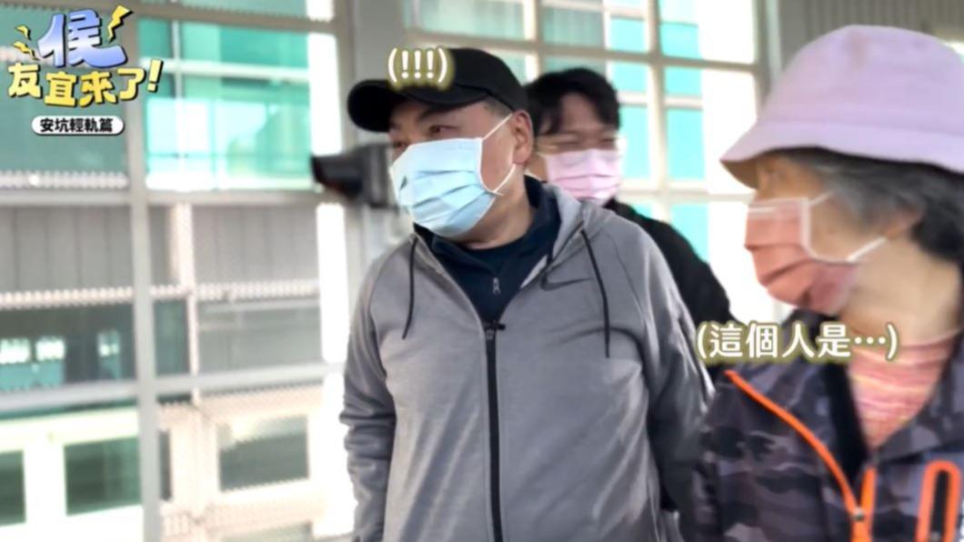 連2天沒露臉 侯友宜「出任務」曝光!裝路人搭安坑輕軌視察
