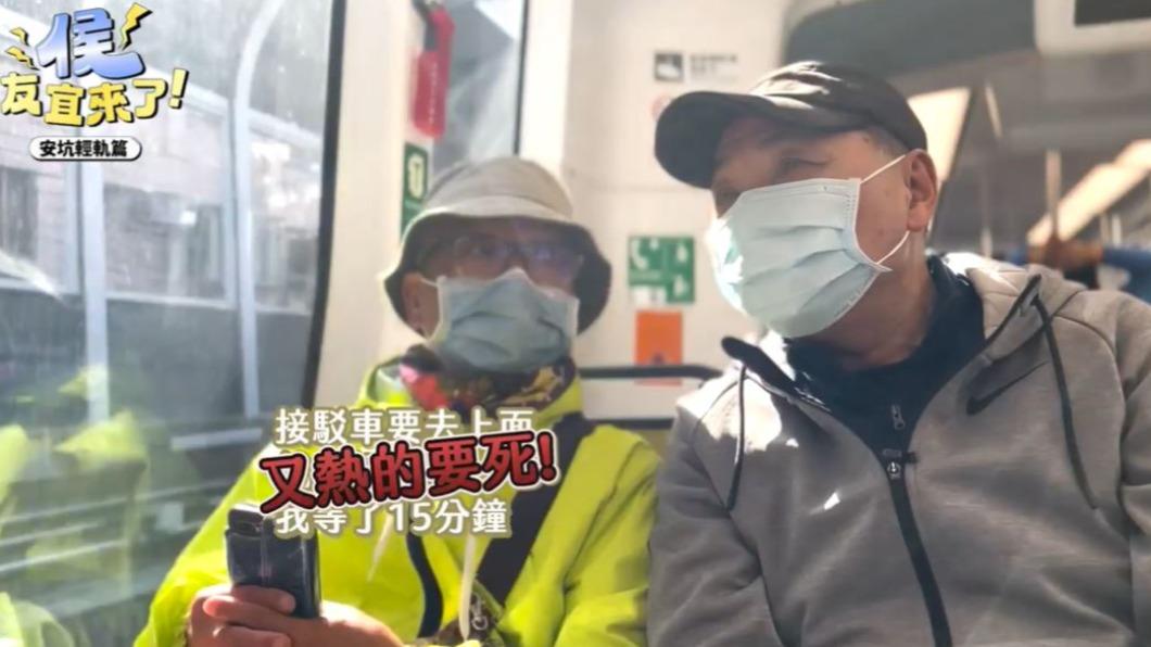 侯友宜著變服視察安坑輕軌。(圖/新北市府提供)