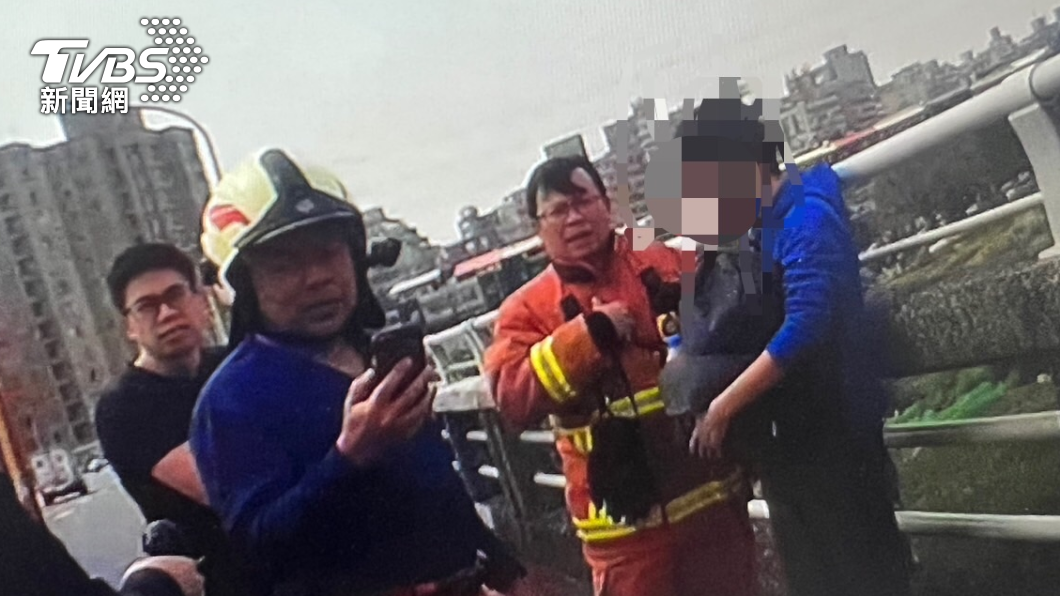 男子和家人吵架後,情緒激動站在橋邊。(圖/TVBS)