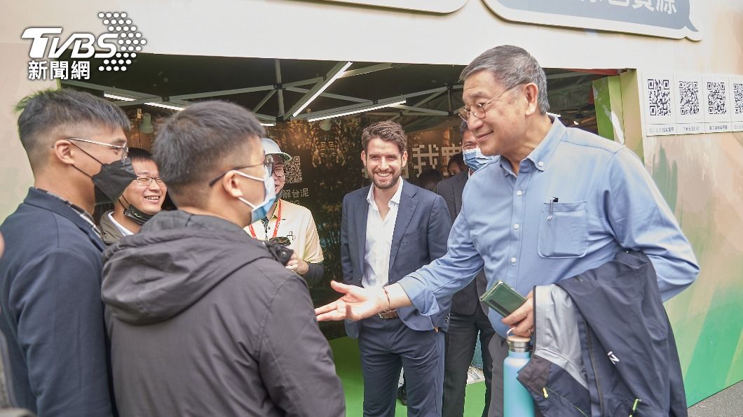 台泥董事長張安平現場與學生互動。(圖/台泥提供)