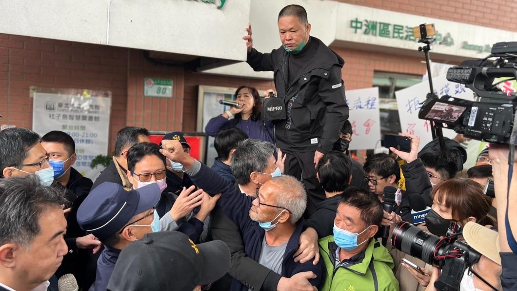 不滿「柯規蔣隨」！社子島說明會開不成　居民爆衝突