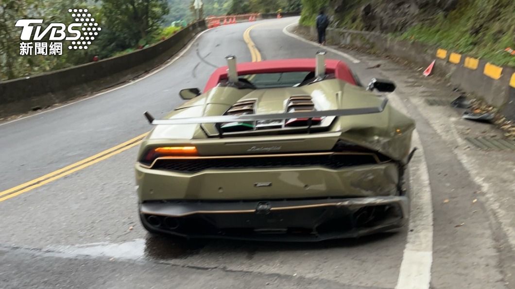 駕駛供稱為閃避車輛才會自撞。(圖/TVBS)