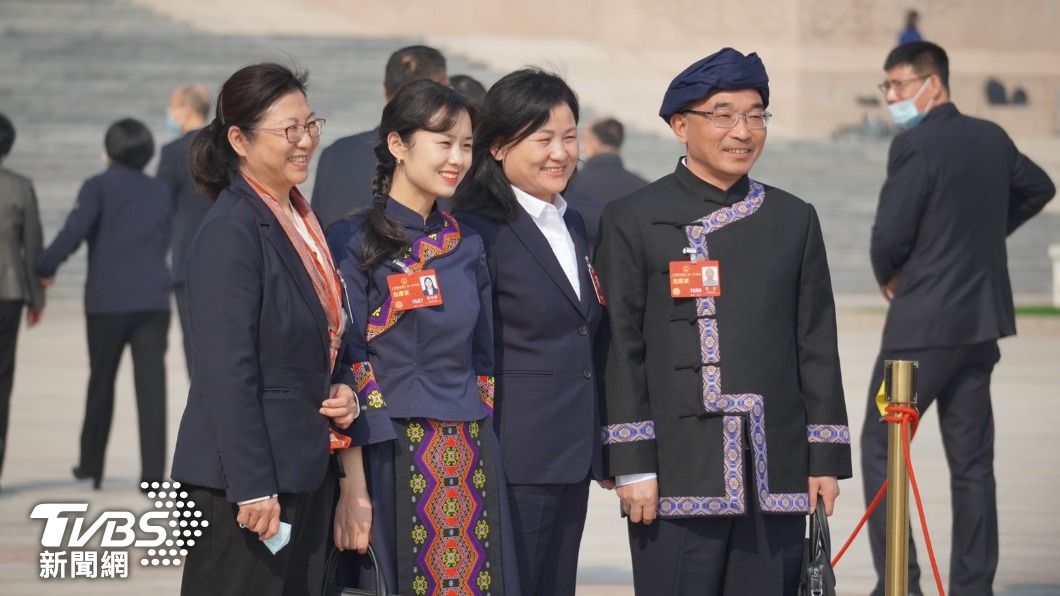 大陸十四屆全國政協會議,少數民族代表在大會堂外合照。(圖/區國強攝)