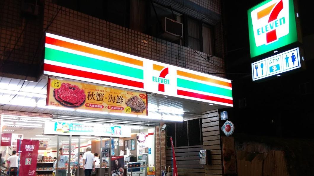 不滿同志情侶超商接吻!桃園男憤持刀狂砍 地上血跡斑斑