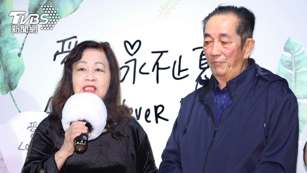 艾成母親代表致辭,父親在一旁陪伴。(圖/黃城碩攝)