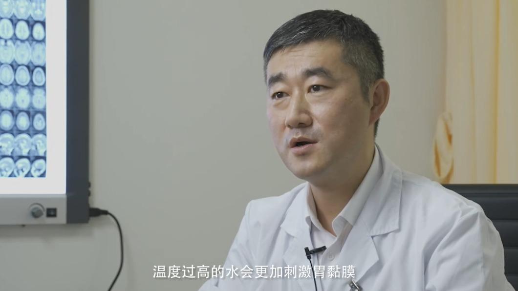 醫生提醒，水的溫度過高，會更加刺激胃黏膜。（圖／翻攝自陸媒《西部決策》）