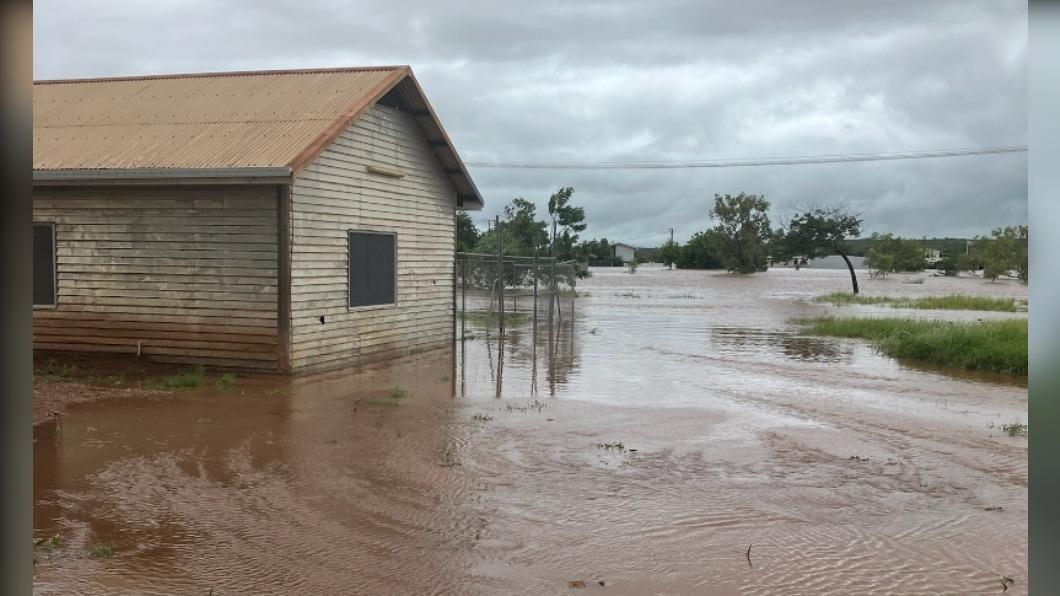 澳洲北領地豪雨成災，維多利亞河上游的河水潰堤，淹沒路面。（圖／翻攝自@Flood_List推特）