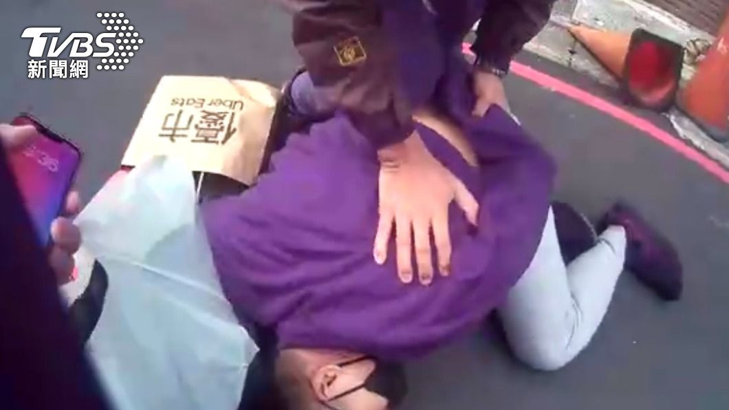 兩名車手遭警方逮捕。（圖／TVBS）