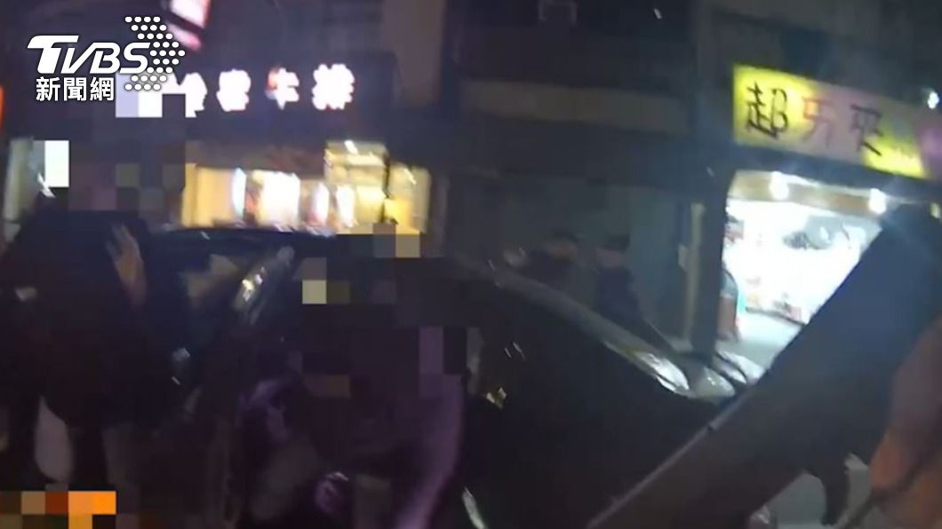 警方攔車時亮槍威嚇下車,將受傷外送員救出。(圖/TVBS)