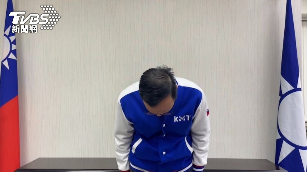 國民黨主席朱立倫鞠躬致歉。（圖／國民黨提供）