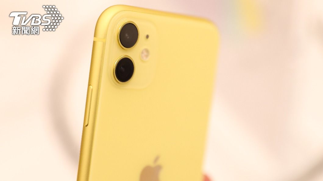 消息稱這次會推出比iPhone 11(上圖)還要深的暗黃色。(示意圖/shutterstock達志影像)
