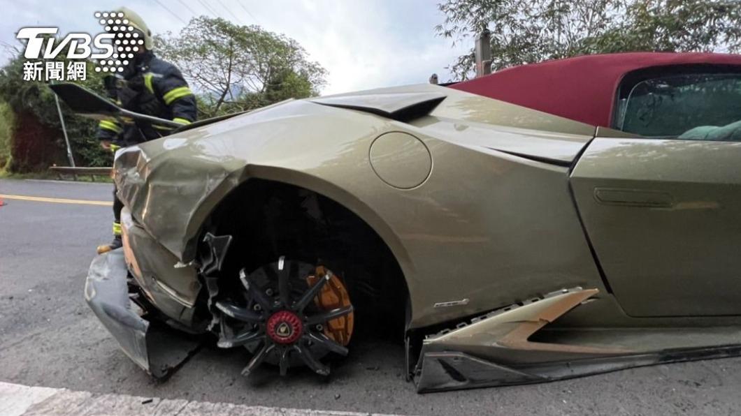 2千萬藍寶堅尼北宜自撞！車頭凹陷、右側全毀　維修費恐飆破4百萬