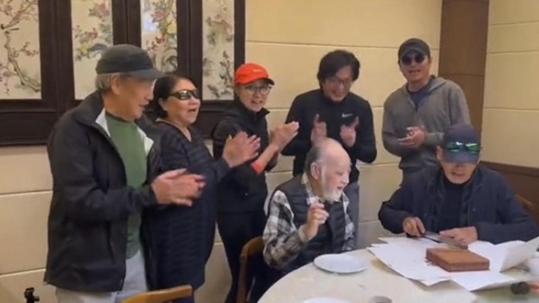 81歲影帝慶生影片曝!周潤發貼心幫切蛋糕 養生秘訣大公開