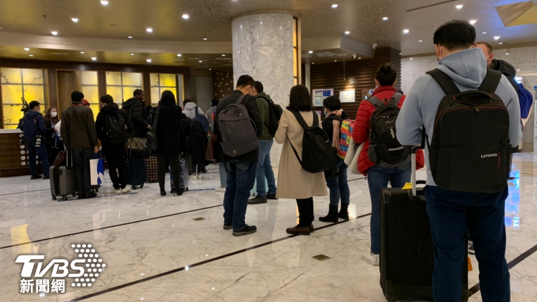 大陸已放寬防控措施,但與疫情期間兩會採訪模式一樣,獲准現場採訪的記者仍需提前入住隔離飯店,當場做核酸。(圖/區國強攝)
