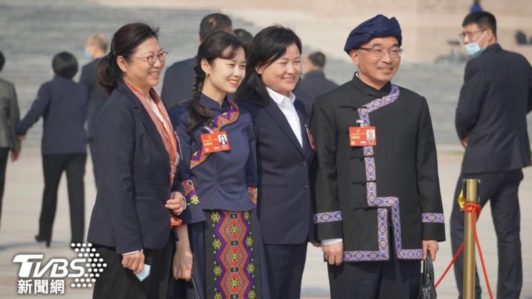 大陸十四屆全國政協會議,少數民族代表在大會堂外合照。(圖/區國強攝)